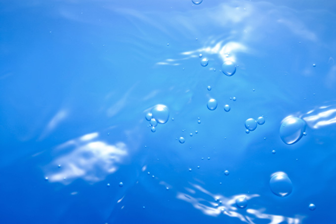 コバルトブルーの水面に浮かぶ泡の画像（背景 画像 水の背景フリー画像）