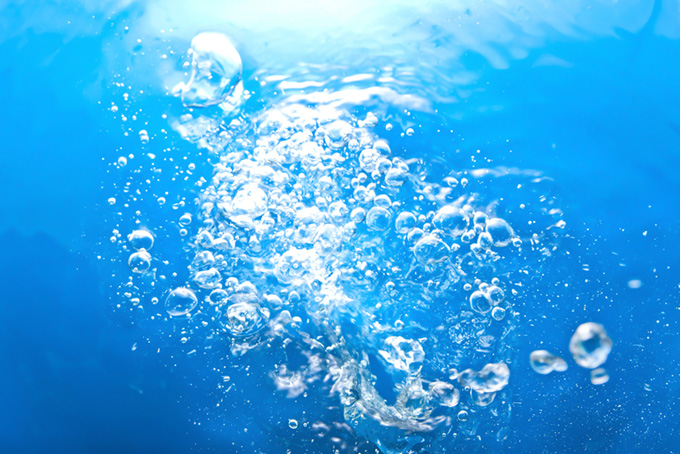滴り落ちる水滴と水面の画像（水 水中の背景フリー画像）