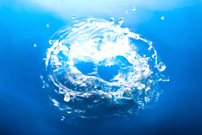 水しぶきと飛び散る水滴のテクスチャ（水 テクスチャの背景フリー画像）