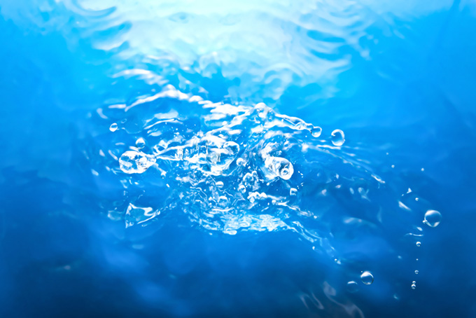 水面から飛び散る水滴の写真（水 テクスチャの背景フリー画像）