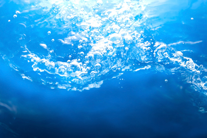 水中に沸き立つ無数の泡の素材（水 素材の背景フリー画像）