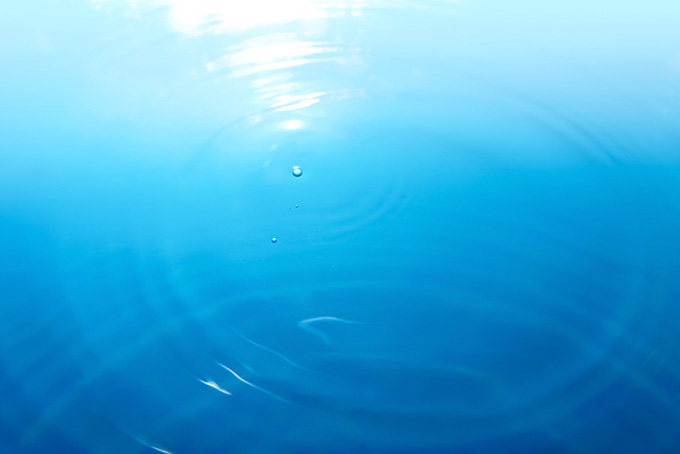 大きな水の波紋と気泡のテクスチャ（背景 画像 水の背景フリー画像）