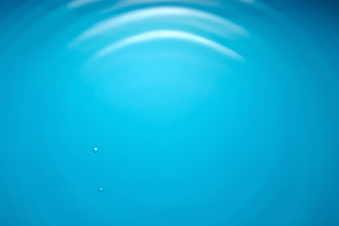 水の波紋と小さな泡の写真（水 素材の背景フリー画像）