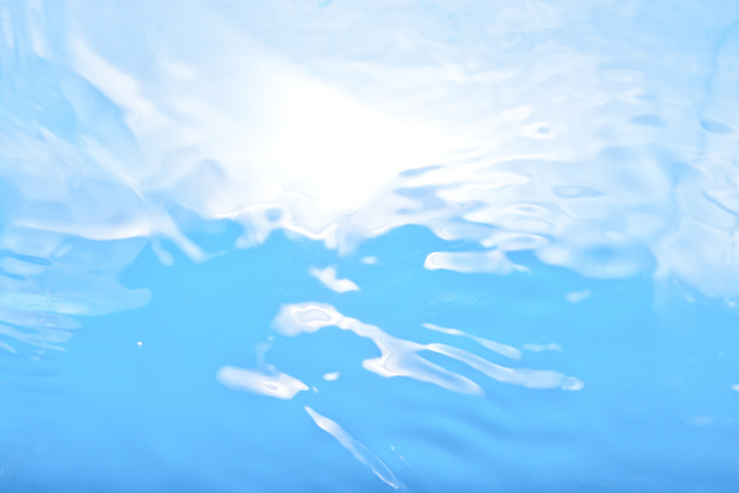 水と光のグラデーションの背景（水 写真の背景フリー画像）