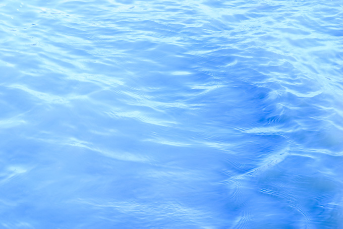 波立つ水面（水 素材の背景フリー画像）