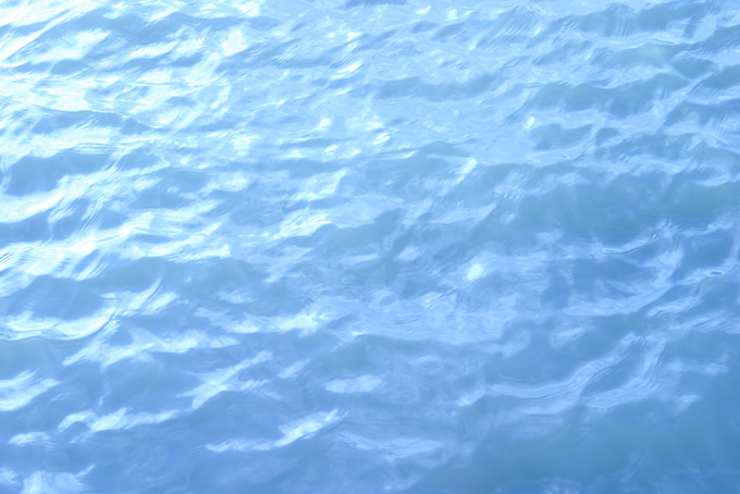 波立つ水面（水 素材の背景フリー画像）