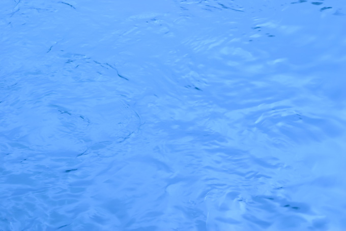 青い水面 背景（水 綺麗の背景フリー画像）