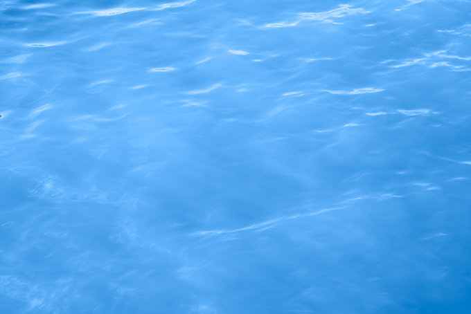 青い水面 背景（水 綺麗の背景フリー画像）
