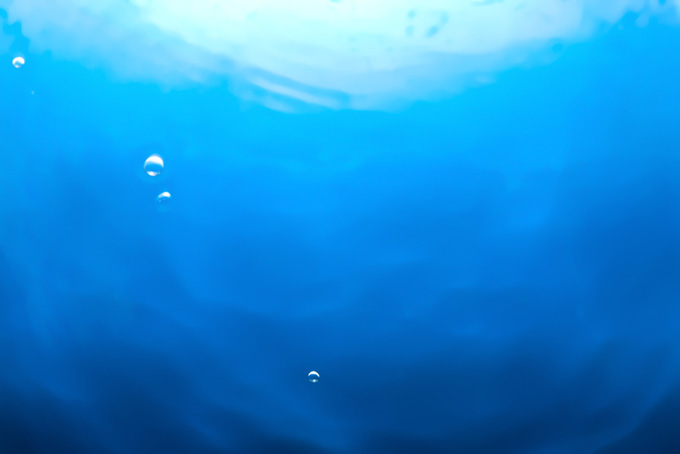 綺麗な青い水（水 水中の背景フリー画像）