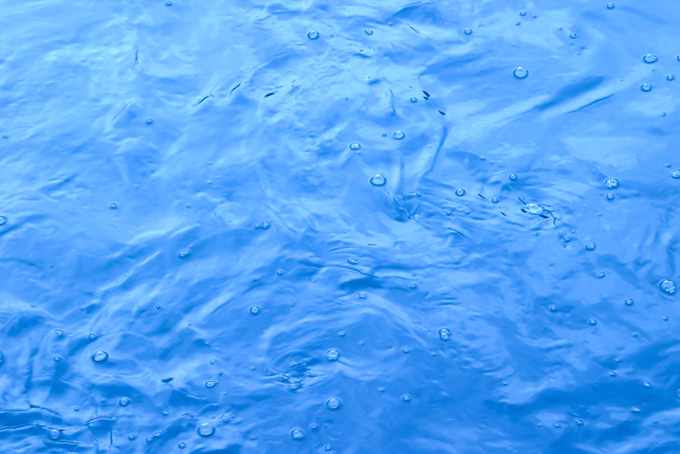 水面と波紋（水の背景フリー画像）