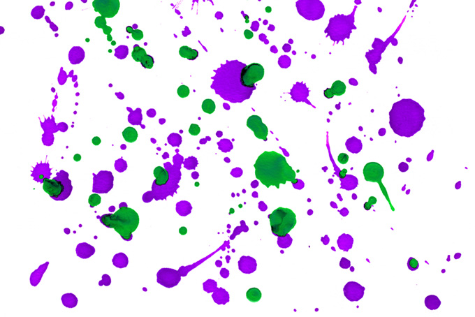 紫と緑の絵具を疎らに散らせた紙の背景（水彩 壁紙の背景フリー画像）