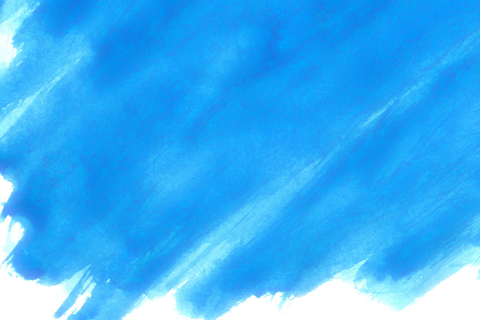 白背景に筆で塗ったスペクトラムブルーの画像（水彩 シンプルの背景フリー画像）