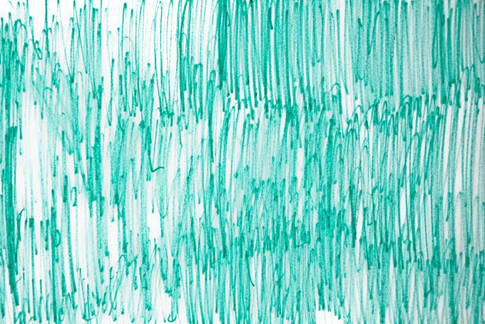 ブルー・シエルのマーカーラインと白背景（水彩 手描きの背景フリー画像）