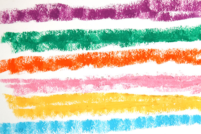 クレヨンで塗った五色の線のポップな背景画像（水彩 カラーの背景フリー画像）