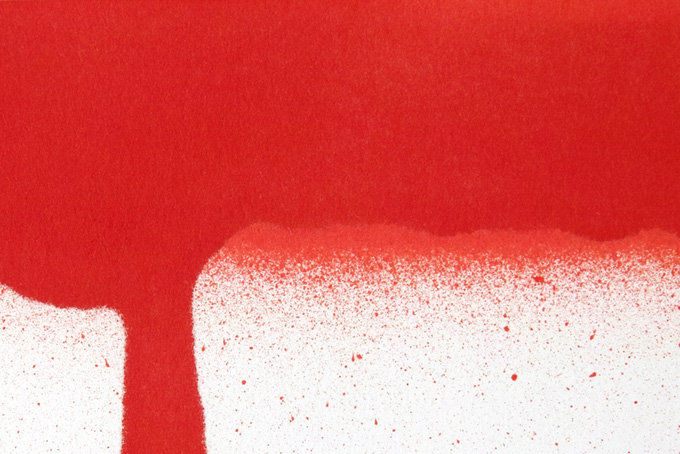 スプレーした赤い塗料が滲むシンプル背景（水彩 ポップペイントの背景フリー画像）