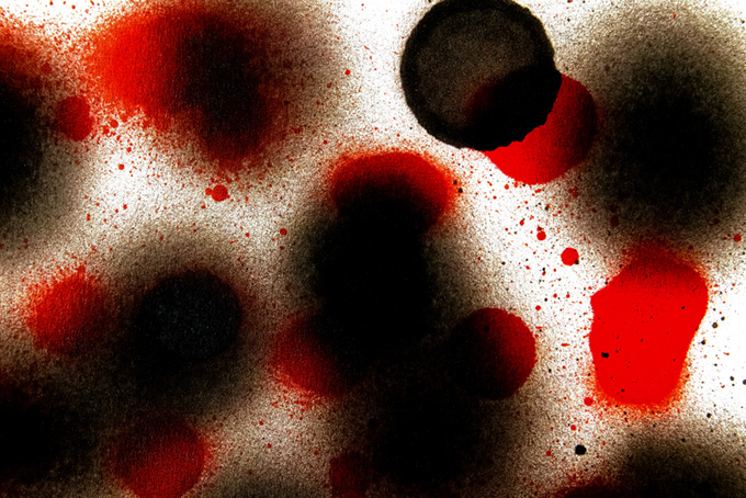 白い紙に黒と赤のスプレー跡（水彩 ポップの背景フリー画像）