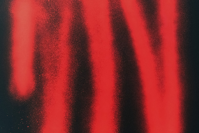 赤いスプレーラインと黒背景素材（水彩 ペイントの背景フリー画像）