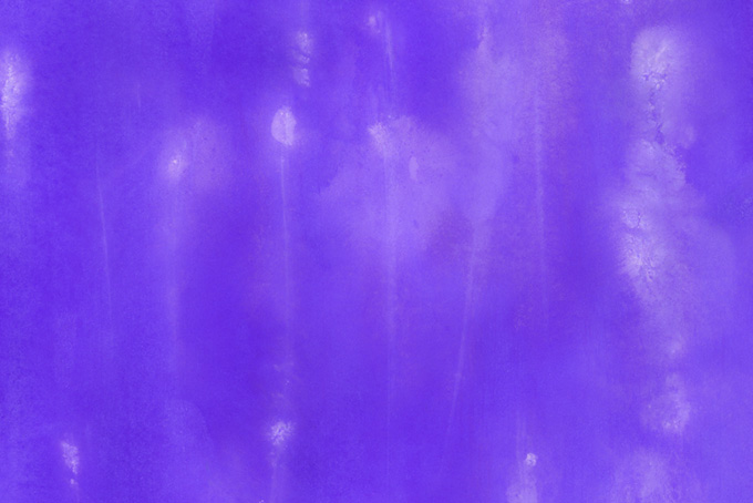 にじみと筋がある紫の水彩模様の画像（水彩 おしゃれの背景フリー画像）