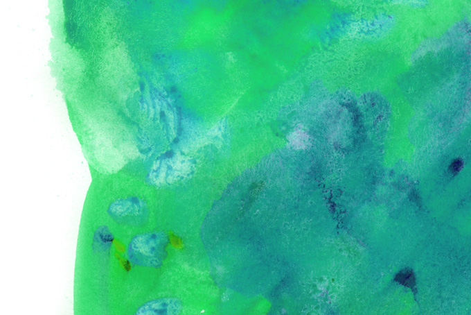 画用紙に染みるグリーンの絵具の背景（水彩画 綺麗の背景フリー画像）