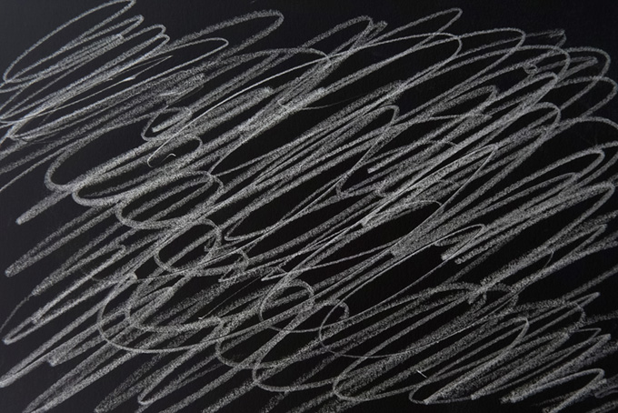 黒い紙に白鉛筆のテクスチャ背景素材（水彩 黒ペイントの背景フリー画像）