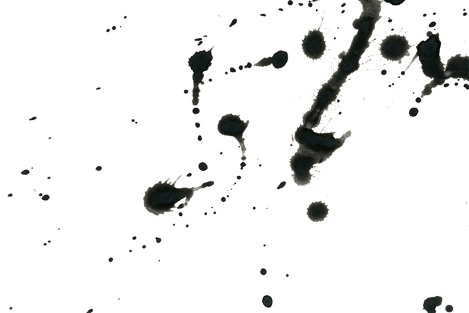 白地に飛散する黒い墨の水彩背景（水彩 モノクロの背景フリー画像）