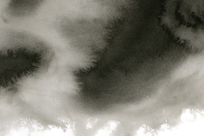 墨汁が雨雲のように滲む和風の水彩背景（水彩 モノクロ壁紙の背景フリー画像）