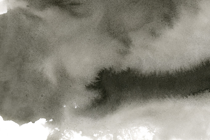 暗雲のような水に滲む黒い墨の和風画像（水彩 モノクロ壁紙の背景フリー画像）