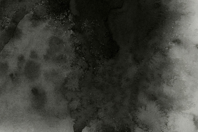 黒墨のニジミが染み渡る紙のテクスチャ（水彩 モノクロ壁紙の背景フリー画像）