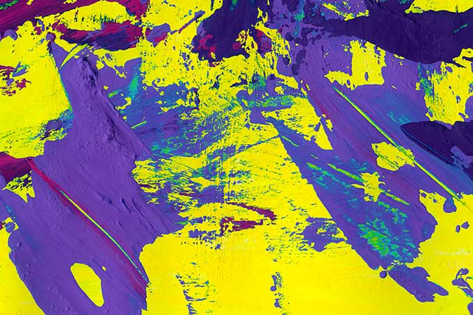 黄色背景に紫の絵具が掠れる壁紙（水彩 シンプルの背景フリー画像）