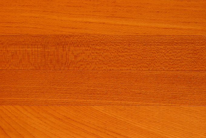 細かい木目の赤茶色のオーク板の画像（木目 素材の背景フリー画像）