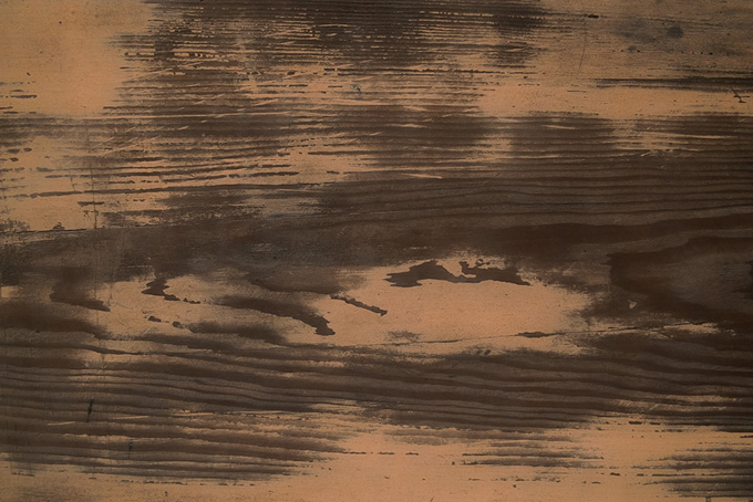 土のついた和風の板の写真(木目 模様のフリー画像)