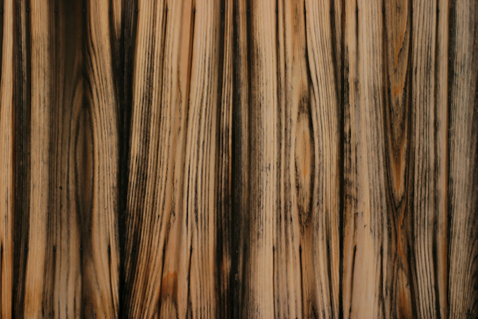 黒い焦げ筋が入った木板の画像（木目 素材の背景フリー画像）